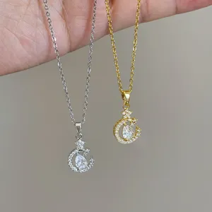 Nahaufnahme filigraner Mond- und Zirkon-Anhänger Ketten in Silber und Gold Ausführung.