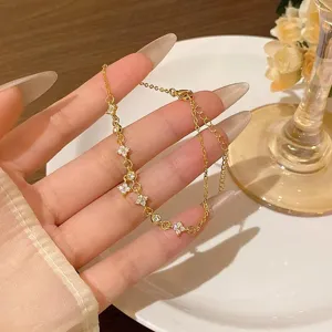 Koreanischer Stil vergoldeter Zirkon Kleeblatt Motiv Charm Armband elegante Mode Hand Schmuck