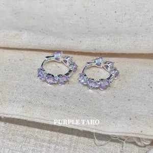 Charmante lila Zirkonia Herz Creolen, Detailansicht von schönem koreanischem Silberschmuck.