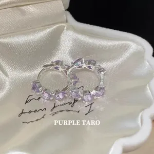 Koreanische funkelnde lila Zirkon Herz Creolen, luxuriöser eleganter Schmuck Detailansicht.