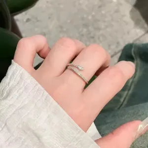 Detailansicht des koreanischen minimalistischen Diamant besetzten Schlangen offenen Rings chic.