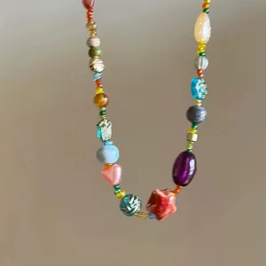 Primo piano dettagliato della collana di perle in stile etnico colorato con sfumature.