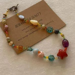 Dettaglio collana di perline bohémien colorata, squisito ciondolo stella in ceramica gioiello.