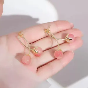 Rosa Kirschen Ohrringe Detailansicht, süßes Design, hochwertiger Schmuck für Damen und Mädchen.