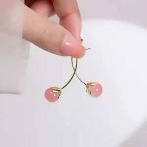 Elegante rosa Kirsch-Ohrringe mit zarten Goldstielen und süßen transluzenten Perlen.