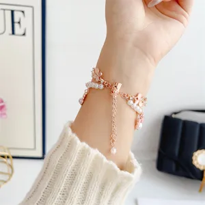 Bracelet de montre en chaîne métallique compatible Apple Watch avec trèfle et perles.