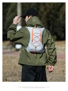 Gilet di idratazione leggero vista dettagliata, zaino sportivo traspirante per maratona.