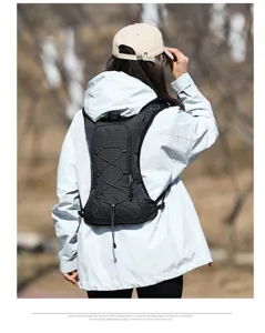 Scatto di dettaglio del gilet da corsa leggero e traspirante, zaino in rete per sport all'aperto.