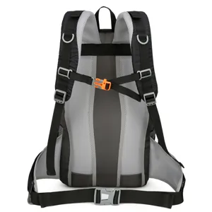 Ergonomische outdoor wandelrugzak met ademend mesh rugpaneel en verstelbare borstbanden.