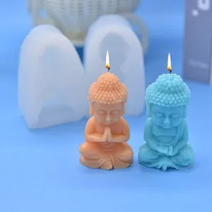 Vista dettagliata di stampi in silicone per candele Buddha fatti a mano e statue.