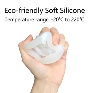 Dettaglio dello stampo in silicone che mostra grande flessibilità e consistenza morbida.