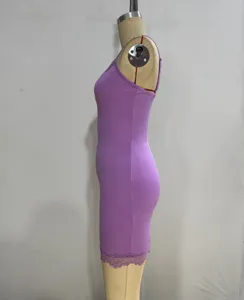 Detalle de la vista lateral del vestido ajustado morado con un delicado dobladillo de encaje.