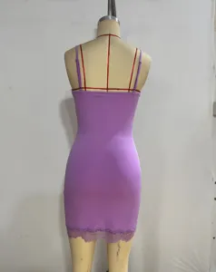 Vestido corto ajustado sexy con borde de encaje, ideal para fiestas y salidas.