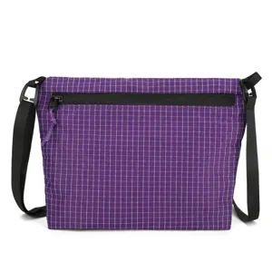 Borsa a tracolla impermeabile a quadri viola, borsa da viaggio outdoor leggera.