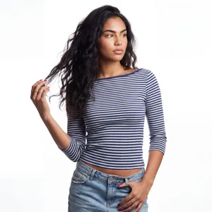 Gedetailleerd overzicht van damesshirt met strepen en 3/4 mouwen en boothals ontwerp.