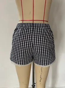 Γυναικείο casual ασπρόμαυρο καρό σορτς με κομψή δαντελωτή λεπτομέρεια για τις καλοκαιρινές μέρες.