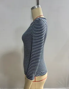 Zijdelings detailzicht van een klassiek gestreept dames t-shirt met 3/4 mouwen en comfort.