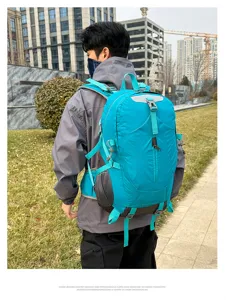 Gedetailleerd overzicht van cyaan waterdichte wandelrugzak met ergonomische banden.