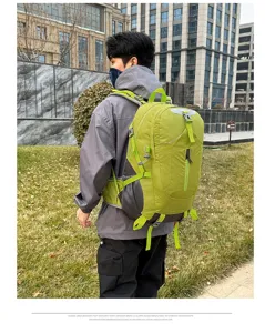 Outdoor wandelrugzak detail, limoengroene waterdichte stof en ergonomische riemen.