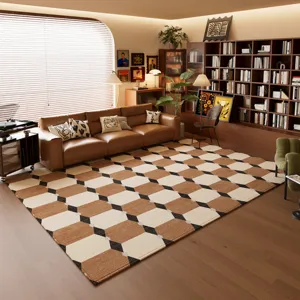 Detalle de alfombra geométrica retro con textura bucleada marrón y beige en acogedor salón.