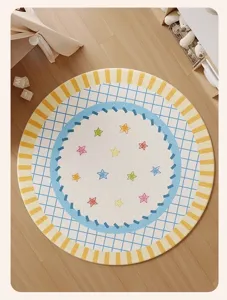 Vista detallada de una alfombra redonda infantil con estrellas de colores y borde amarillo.