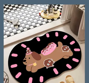 Vue détaillée du tapis de bain mignon de chien de dessin animé avec fond noir antidérapant.