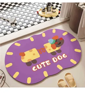 Vue détaillée d'un tapis de bain en terre de diatomées avec chien mignon dans la salle de bain.