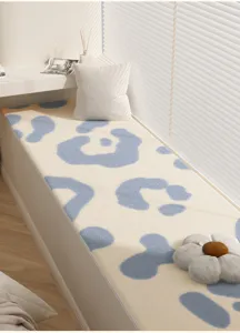 Gedetailleerd uitzicht op de blauwe melkpatroon kasjmier-look raammat in een gezellige stijl.