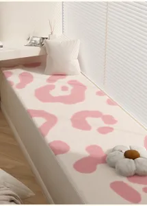 Gezellig pluche erkerraam kussen detail, zachte roze melkpatroon textuur voor warme inrichting.