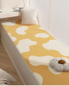 Gedetailleerd overzicht van het zachte gele koeienprint raammatje voor gezellig interieur.