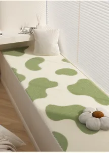 Groen koeienprint kasjmier-look erker mat detail, gezellige kussen woonkamer scène.