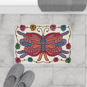Vista dettagliata di un tappeto da bagno morbido effetto cashmere con farfalla colorata.