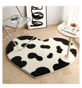 Alfombra de felpa con estampado de vaca en forma de corazón, alfombrilla antideslizante suave.