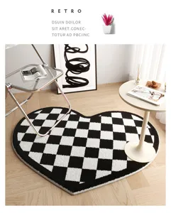 Vista detallada de una alfombra suave con patrón de ajedrez en blanco y negro con corazón.