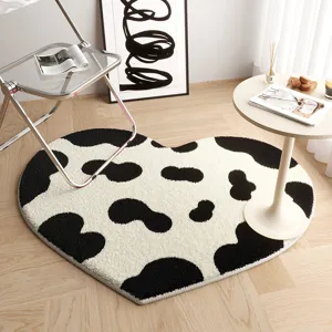 Alfombra de felpa con estampado de vaca en forma de corazón, suelo moderno minimalista.