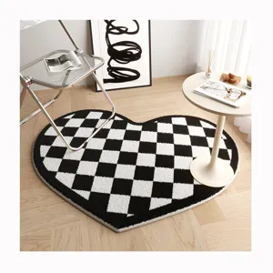 Alfombra mullida en forma de corazón a cuadros blancos y negros para decoración del hogar.