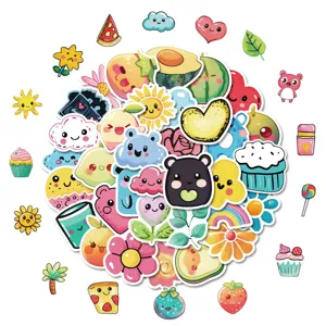 Nahaufnahme von bunten kawaii Cartoon Stickern mit süßen Früchten, Tieren und Leckereien.