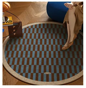 Detalle de alfombra redonda vintage para sala con patrón geométrico azul marrón.