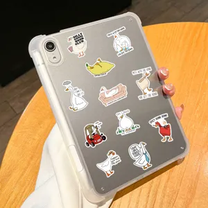 Primer plano de pegatinas divertidas de gansos en una funda transparente para tableta.