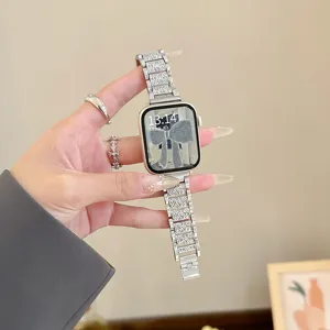 Cinturino di ricambio in metallo con strass argentati per smartwatch, dettaglio fascia di diamanti.