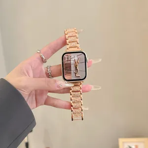 Dettaglio cinturino orologio in metallo con strass, elegante cinturino per smartwatch.