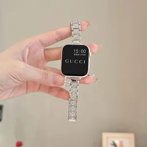 Vista dettagliata del cinturino per orologio in metallo strass di lusso dal design scintillante.