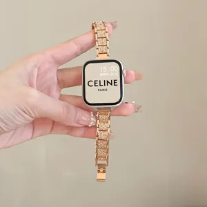 Primo piano dettagliato del lussuoso cinturino per orologio in metallo con strass oro rosa.