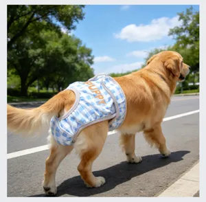 Vista detallada de pantalones sanitarios para perros, pañal de cuadros azules y blancos para mascotas.