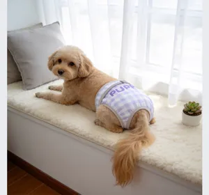 Vista detallada del pañal lavable e impermeable para perros con bonito patrón de cuadros.
