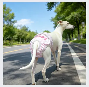 Vista detallada de los pantalones fisiológicos de cuadros rosas para perros con estampado.