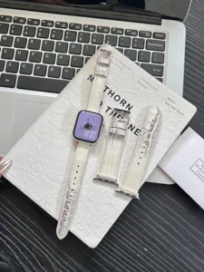 Wit krokodillenstructuur lederen vervangend horlogebandje detailopname voor Apple Watch.