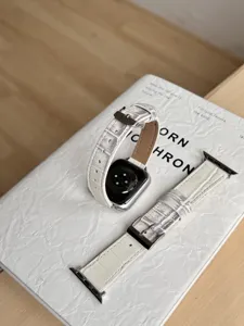Gedetailleerd overzicht van witte krokodillenmotief lederen horlogeband voor slimme horloge.