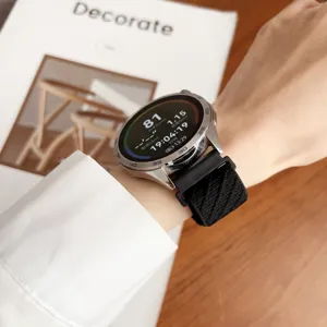 Detailaufnahme des Nylon Loop Uhrenarmbands, strukturierter schwarzer Riemen am Handgelenk mit Display.