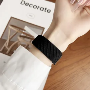 Schwarzes gewebtes Nylon-Uhrenarmband Loop-Detail mit feiner Struktur am Handgelenk